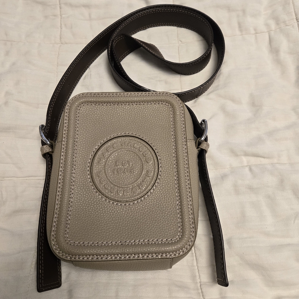 Marc Jacob two way crossbody bag. Strap is dark brown and body of the bag is cre